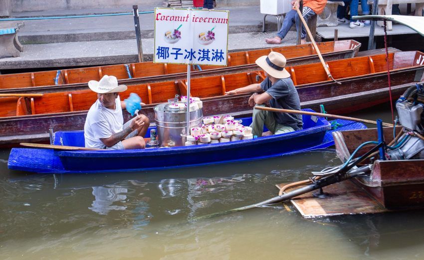 Damnoen Saduak Floating Market