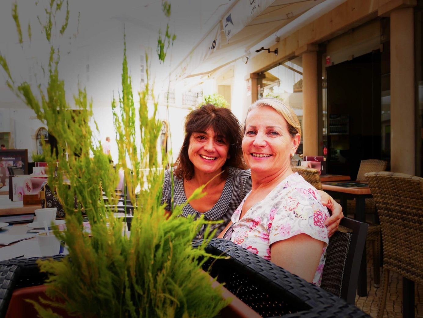 Isabelle et Nadine en terrasse